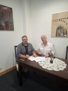 Zdjęcie przedstawia Dyrektora GCK oraz reprezentanta firmy SKENE przy podpisaniu umowy na zakup i dostarczenie sprzętu nagłośnieniowego